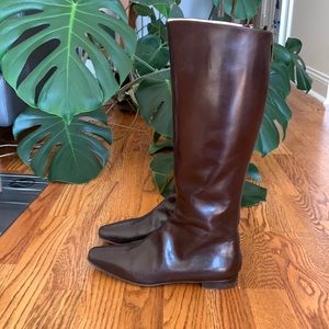 Manolo Blahnik dark brown leather flat boots with zipper, made in Italy.